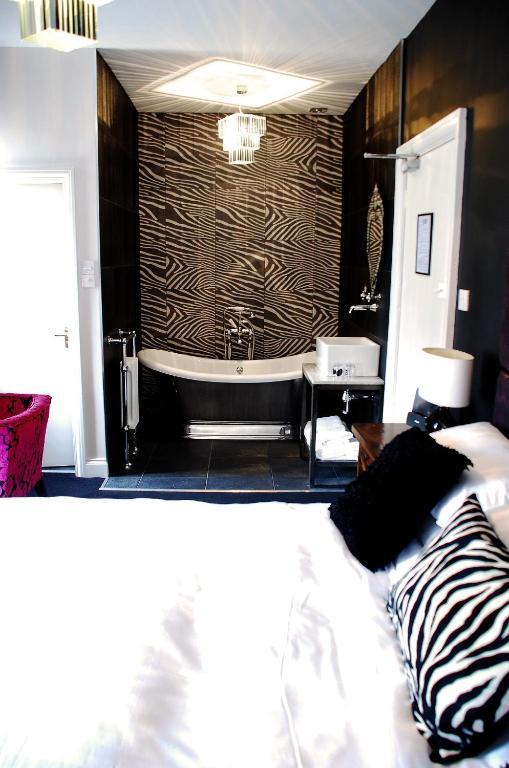 The Bull Inn Mildenhall Room photo