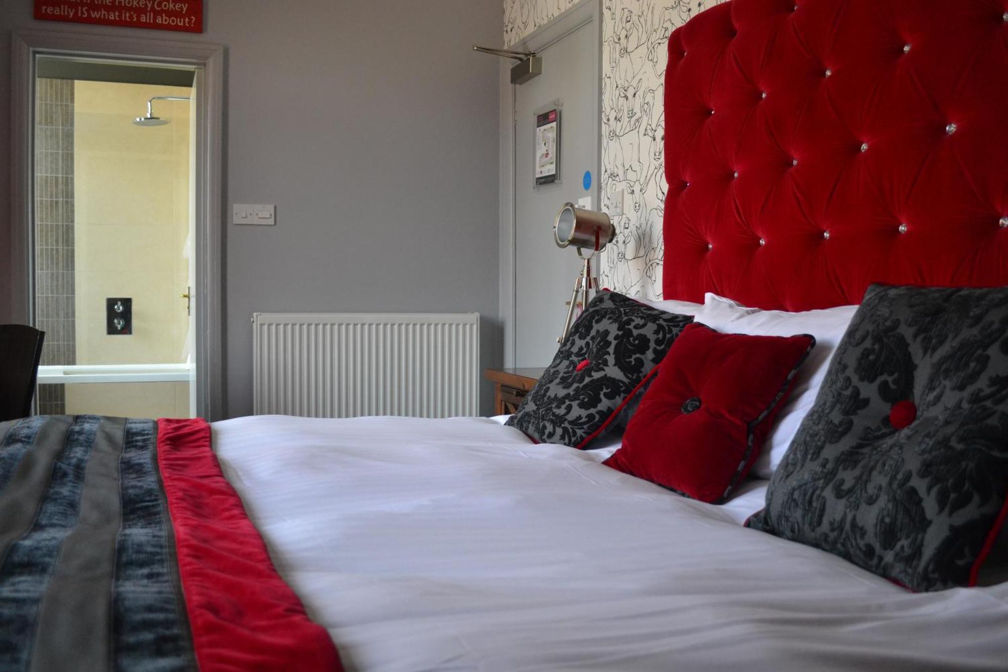 The Bull Inn Mildenhall Room photo